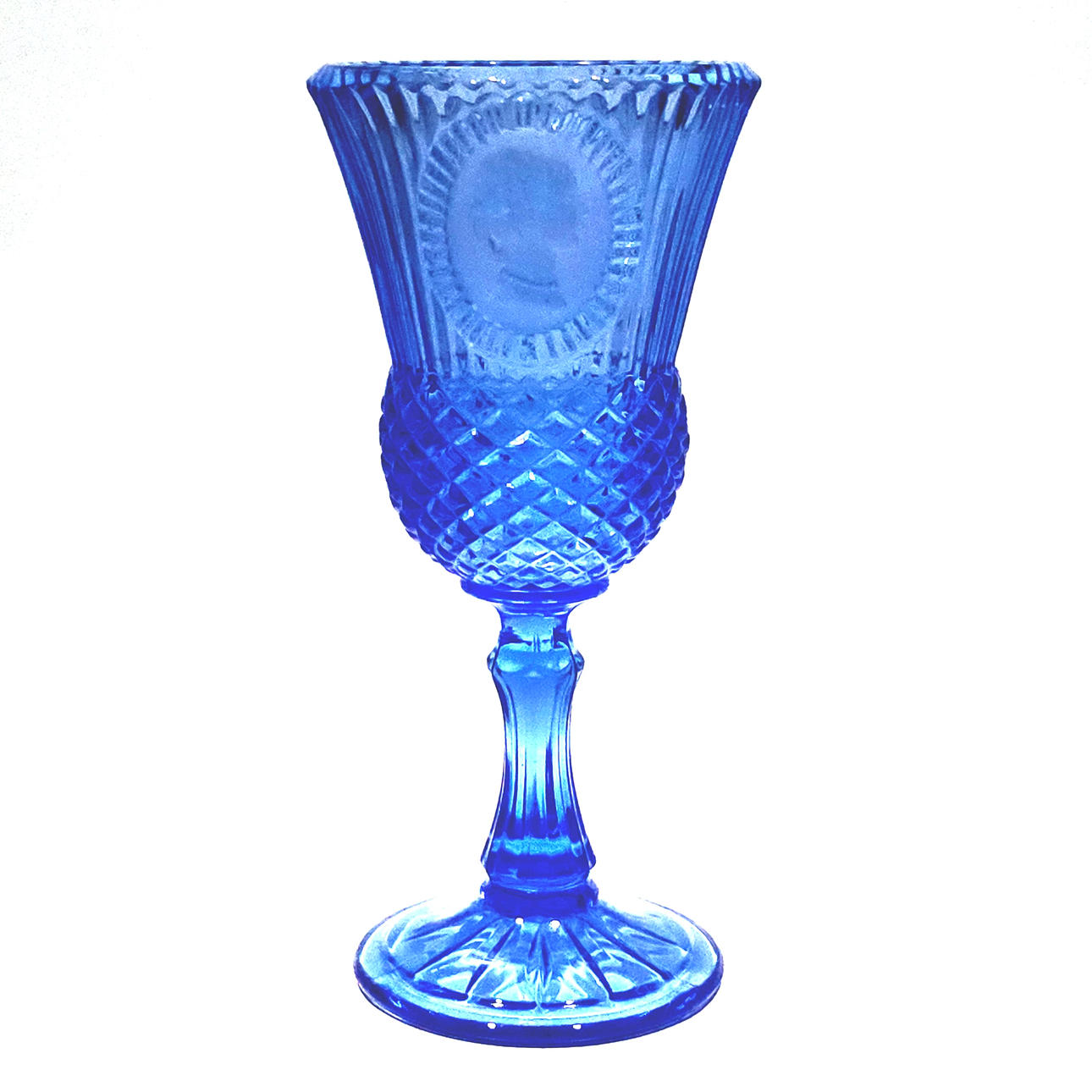 Copa decorativa en vidrio con camafeo.