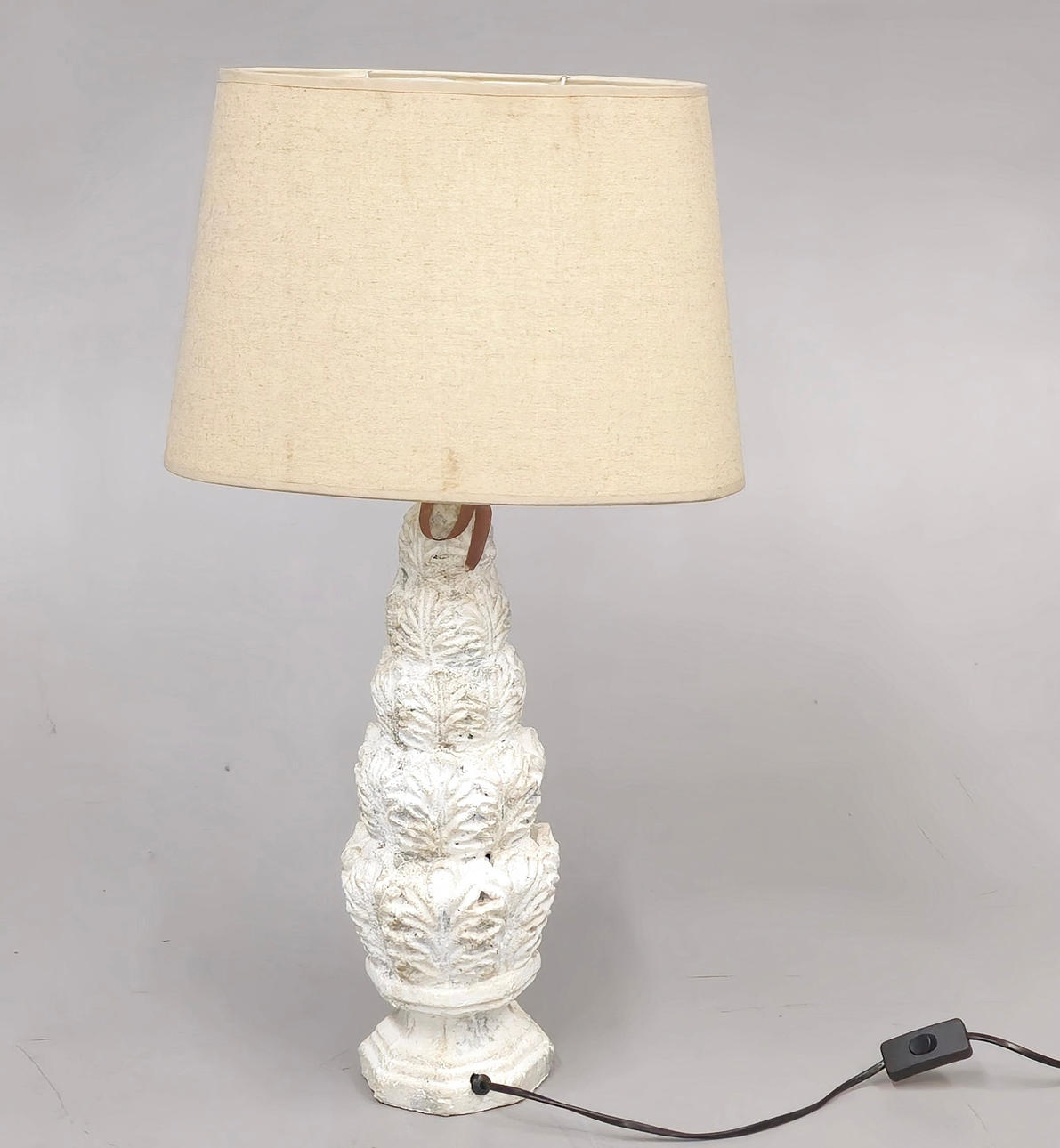 TABLE LAMP. MOLDED CERAMIC SUPPORT. MANISES STYLE.