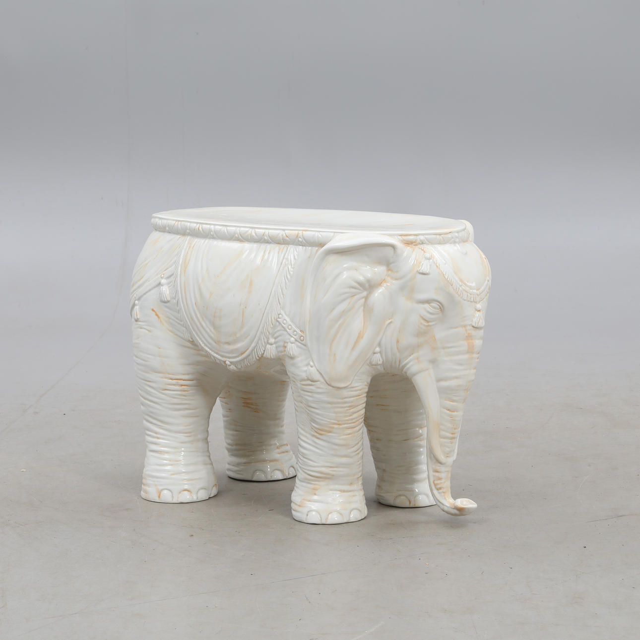 PEDESTAL, elephant, ceramic.
