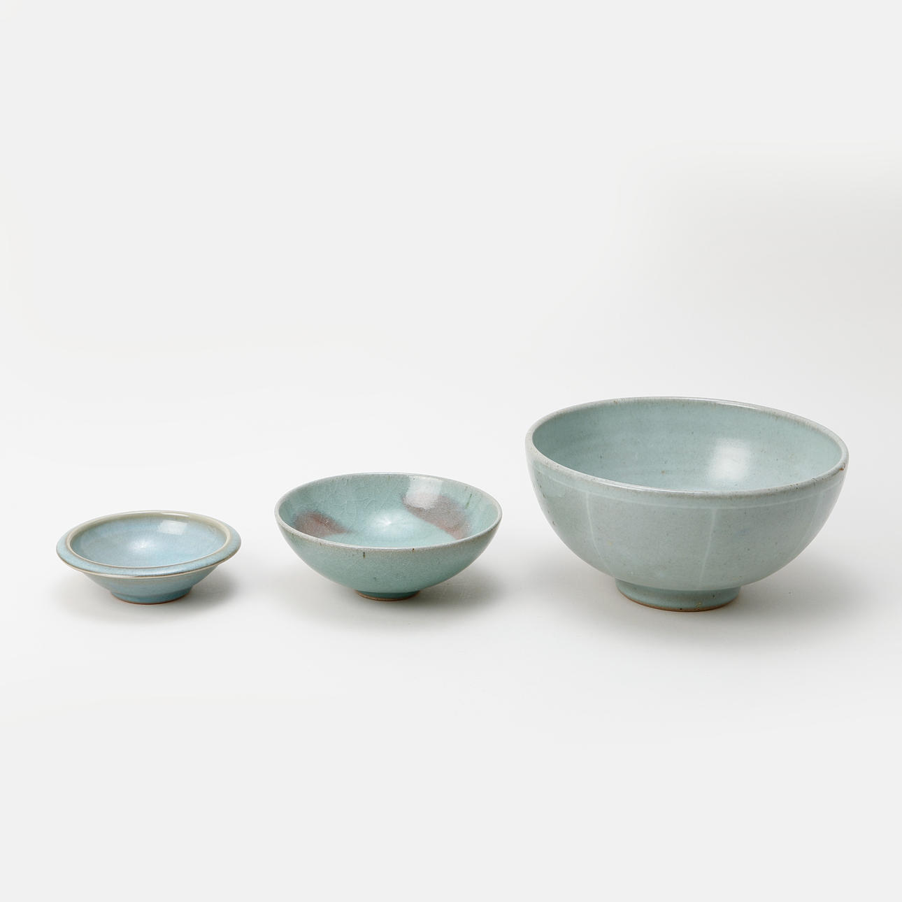 TOMAS ANAGRIUS. Three stoneware bowls, signed.