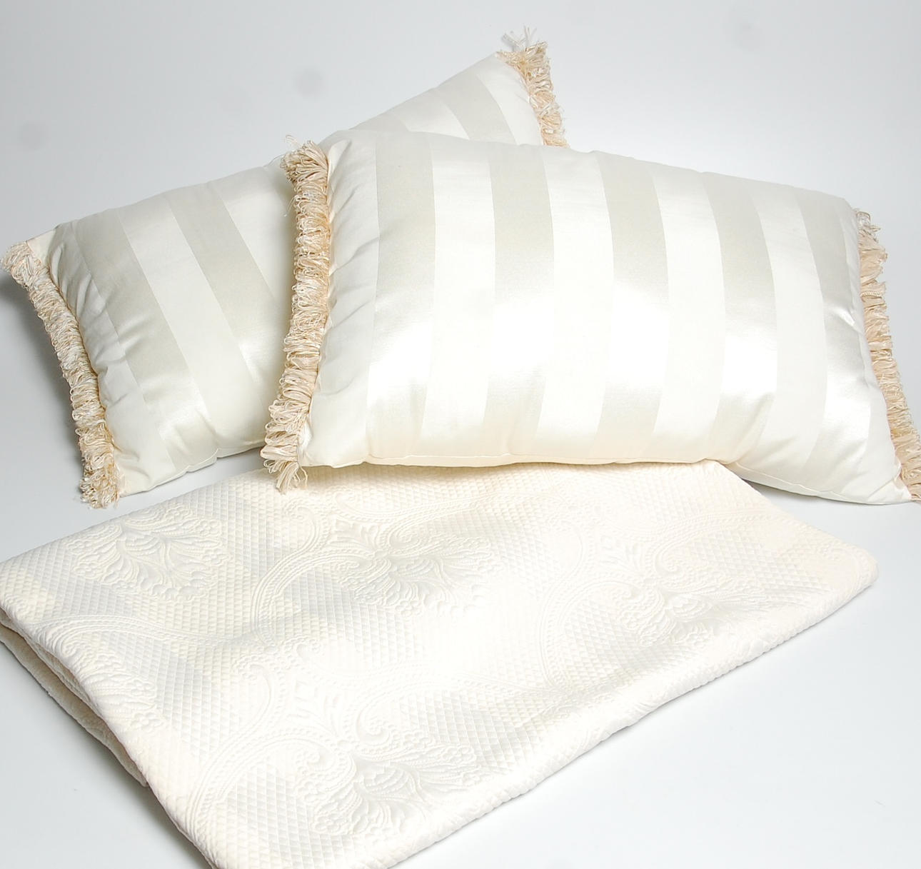 ÖVERKAST Laura Ashley, samt 2 st KUDDAR.