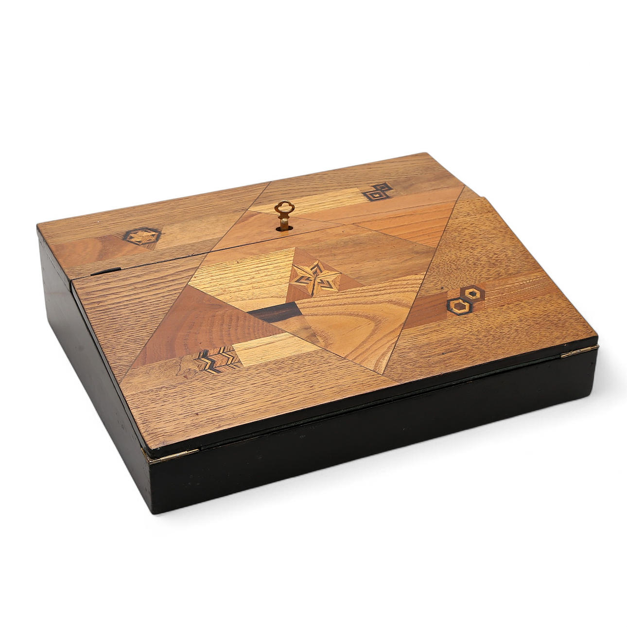 Japanese box in lacquered and gilt wood, second third of the 20th Century.