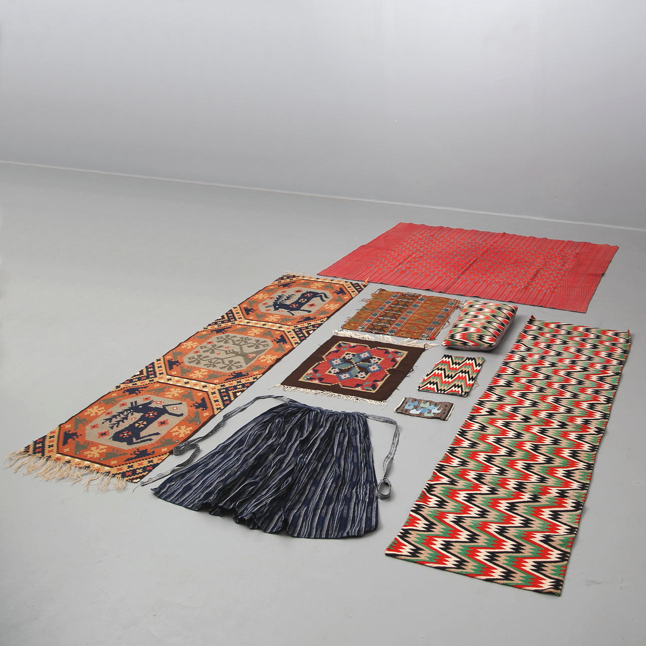 PARTI BONADER och textilier, 8 delar, allmoge.