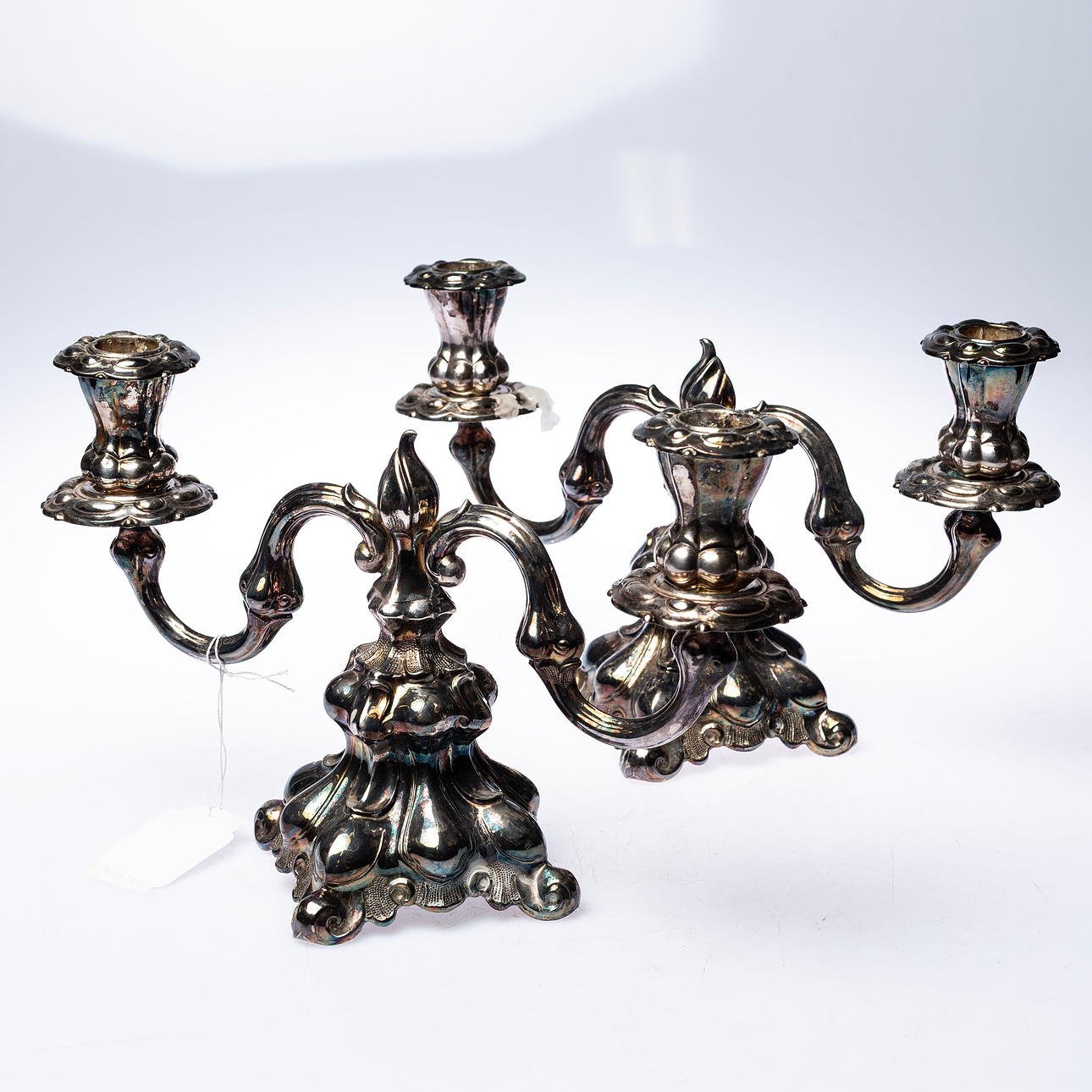 Un par de candelabros plateados, estilo rococó.