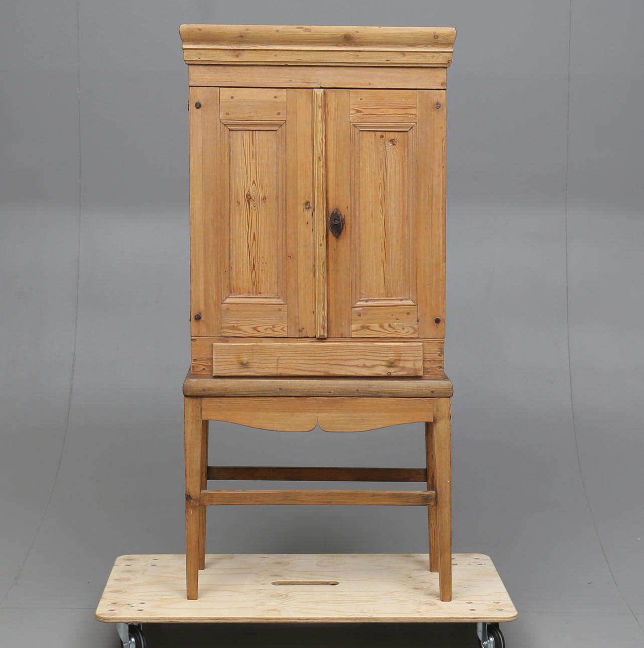 SKÅP PÅ BENSTÄLLNING, allmoge, 1700-/1800-tal.