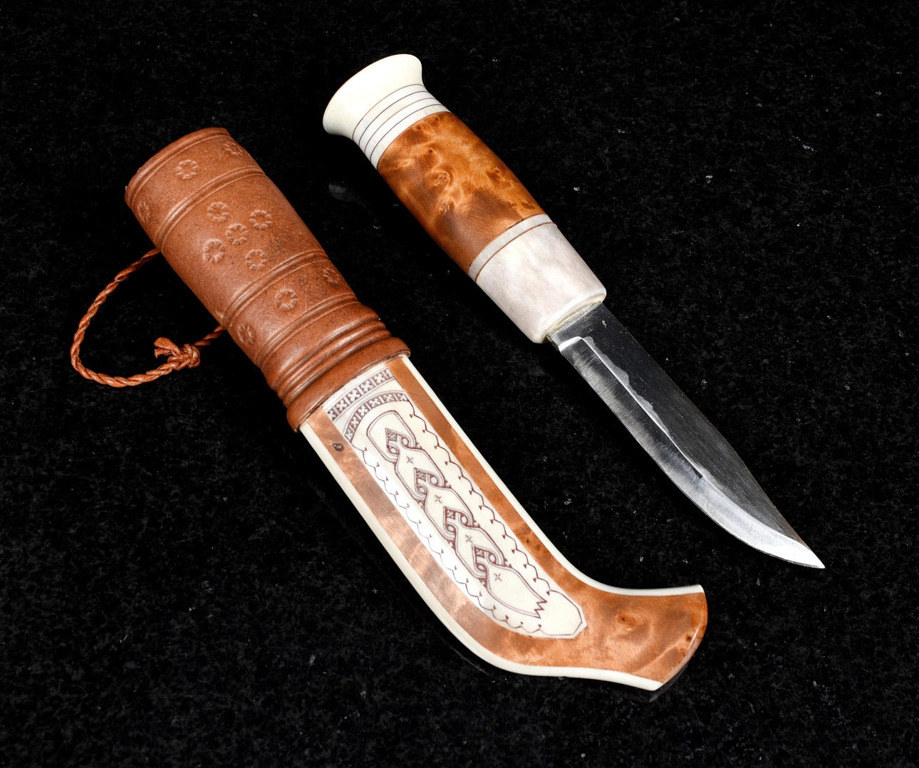 ANDERS SUNNA. Puolisorvinen veits/Sama taottu.