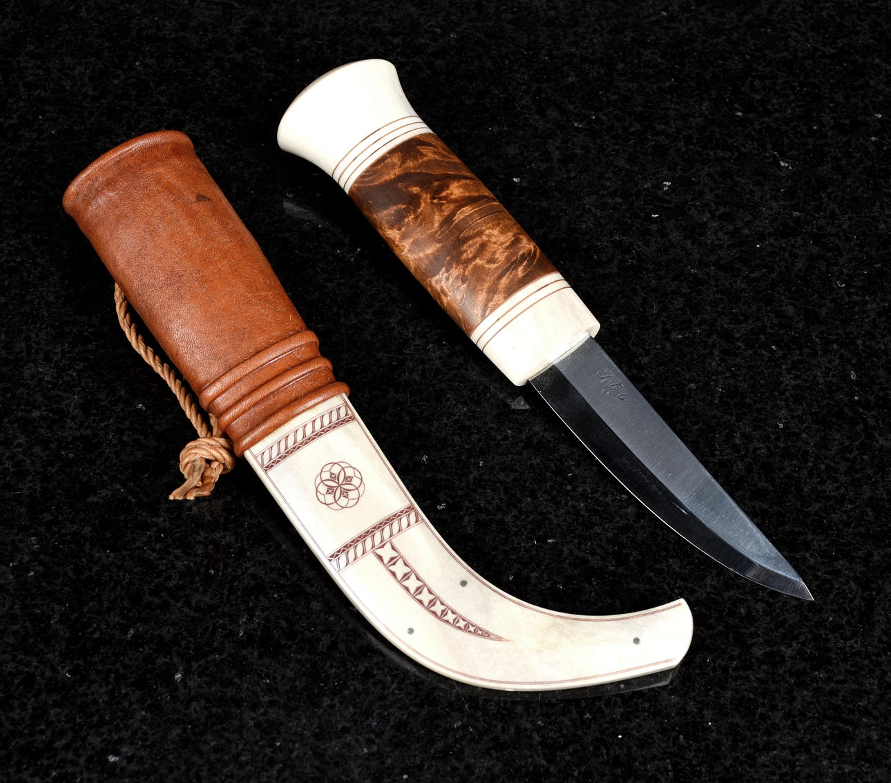 JON TOMAS UTSI. Halbhornmesser/Sameslöjd, 2006.