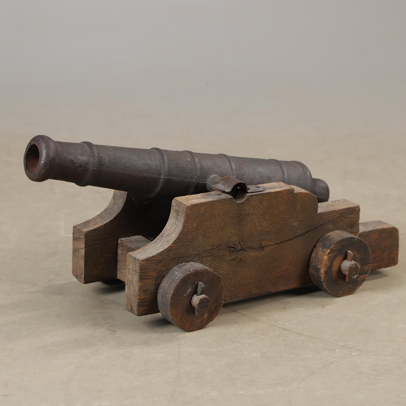 KANON, Tischmodell, Gusseisen/Holz.