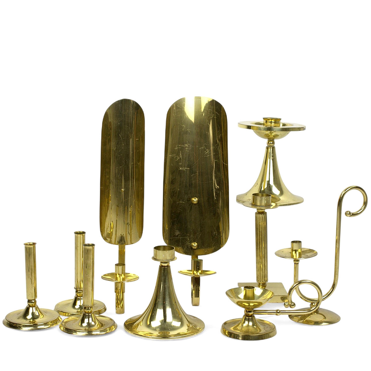 SÖLVE CARLSSON. Lysplader og lysestager, 2 + 8 stk, messing.
