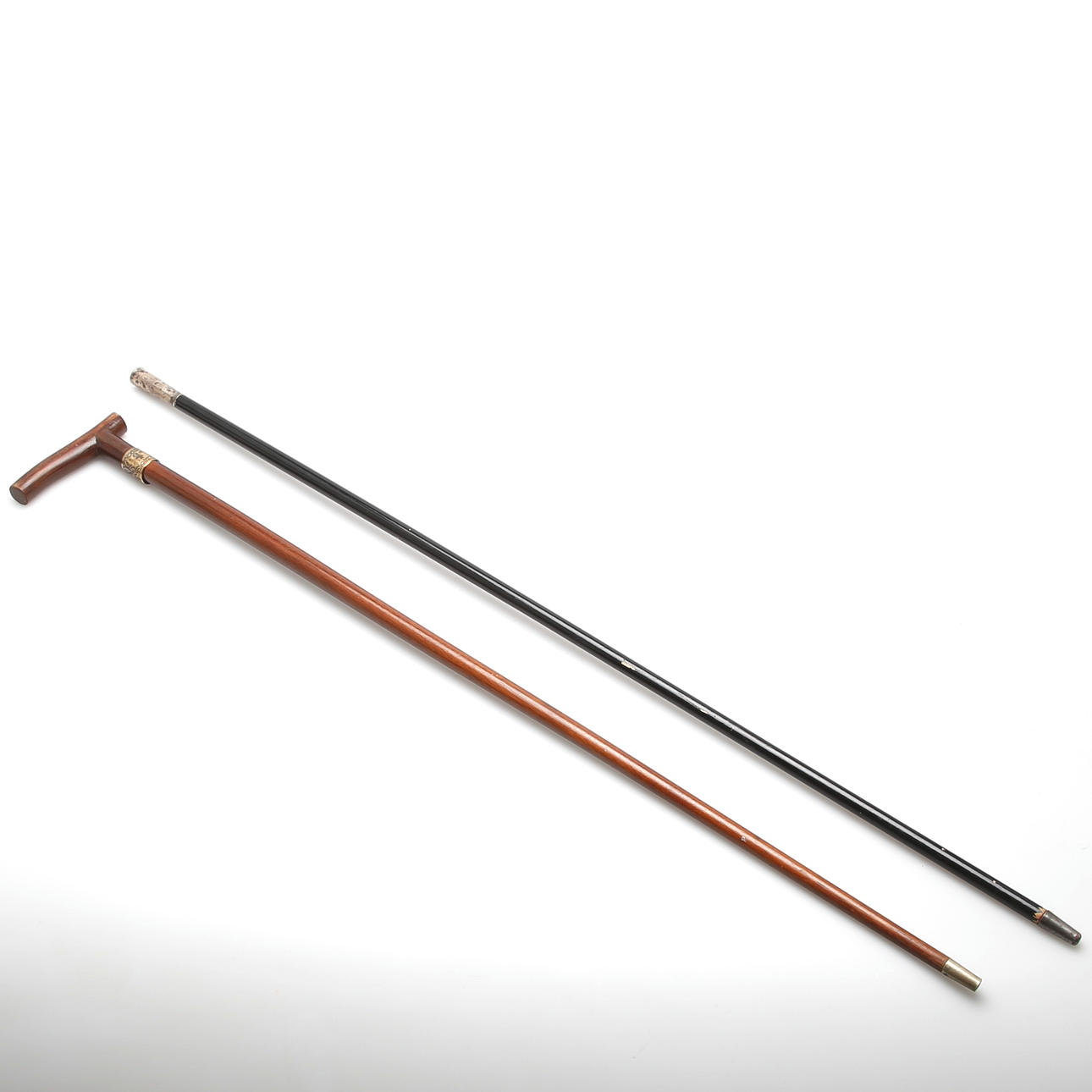 KÄPPAR i trä, 2 st varav en med silverknopp.