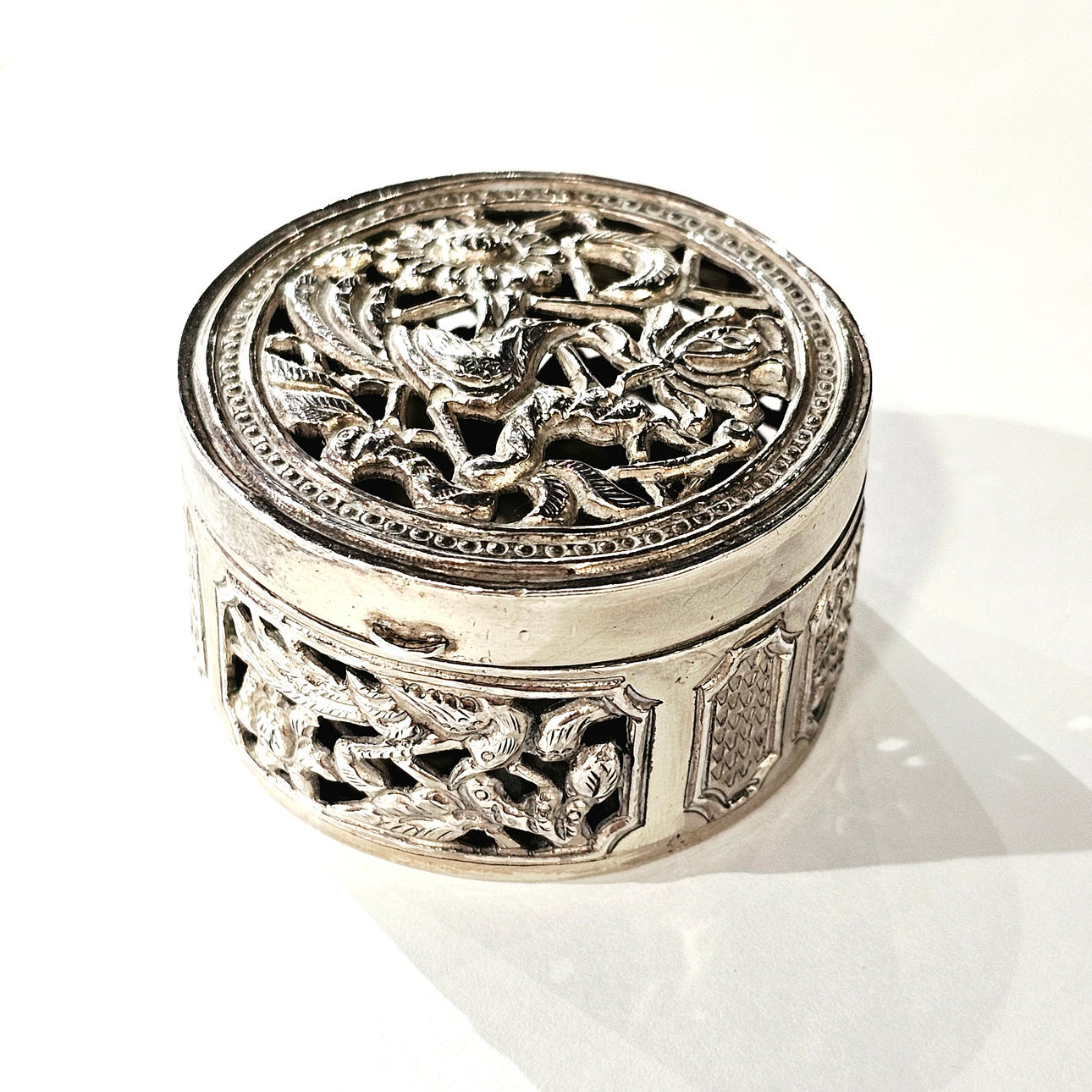 Oriental collection box openwork in 925 punched silver.