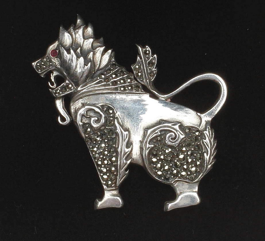 BROSCH, silver med markasiter, tempellejon, 1900-tal.