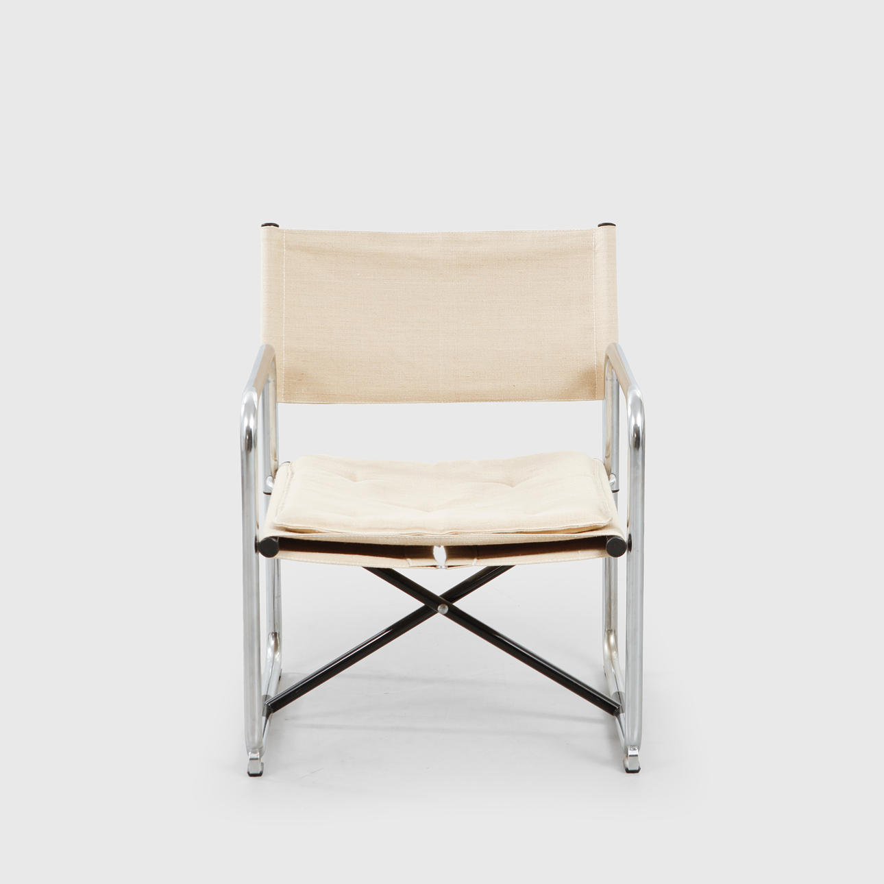 REGIESTUHL, STAHL UND LEINWAND.