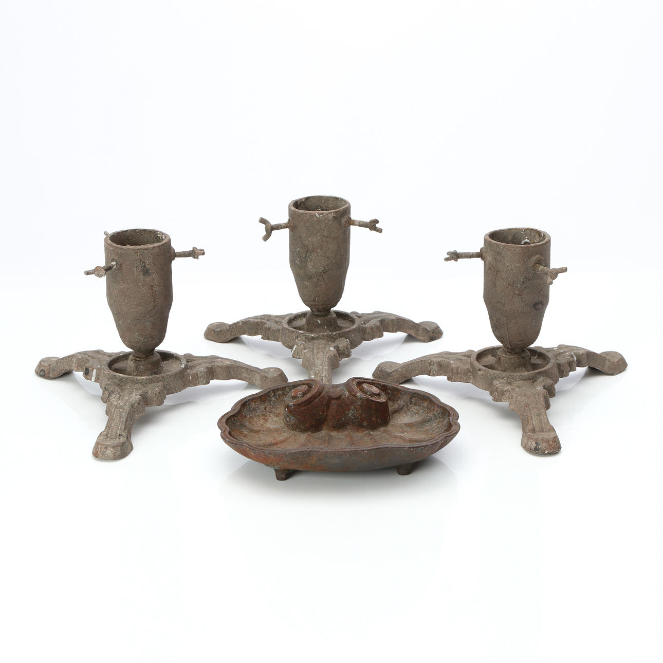 METAL OBJECTS, FOUR PCS. Cast iron/metal.