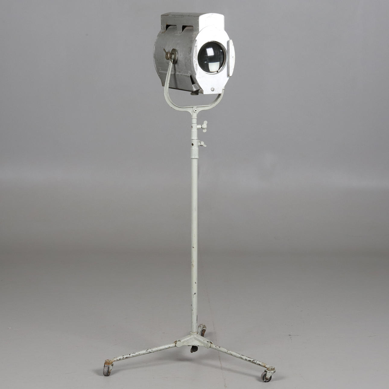 STUDIOLAMPA/STRÅLKASTARE, äldre modell, metall.