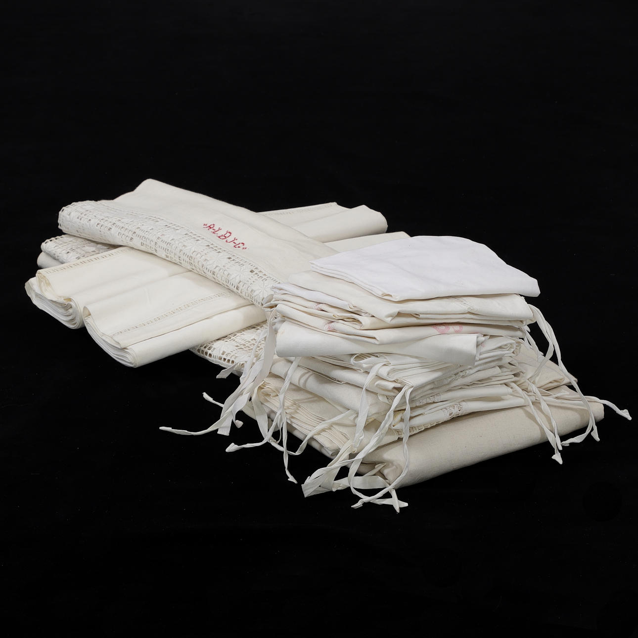 SHEETS, PILLOWCASES, 20 pieces, linen etc.