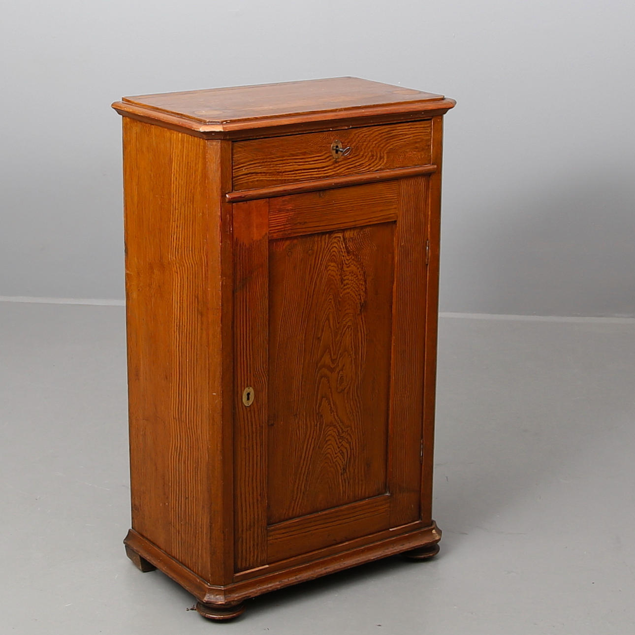 SKÅP med topplåda i furu.