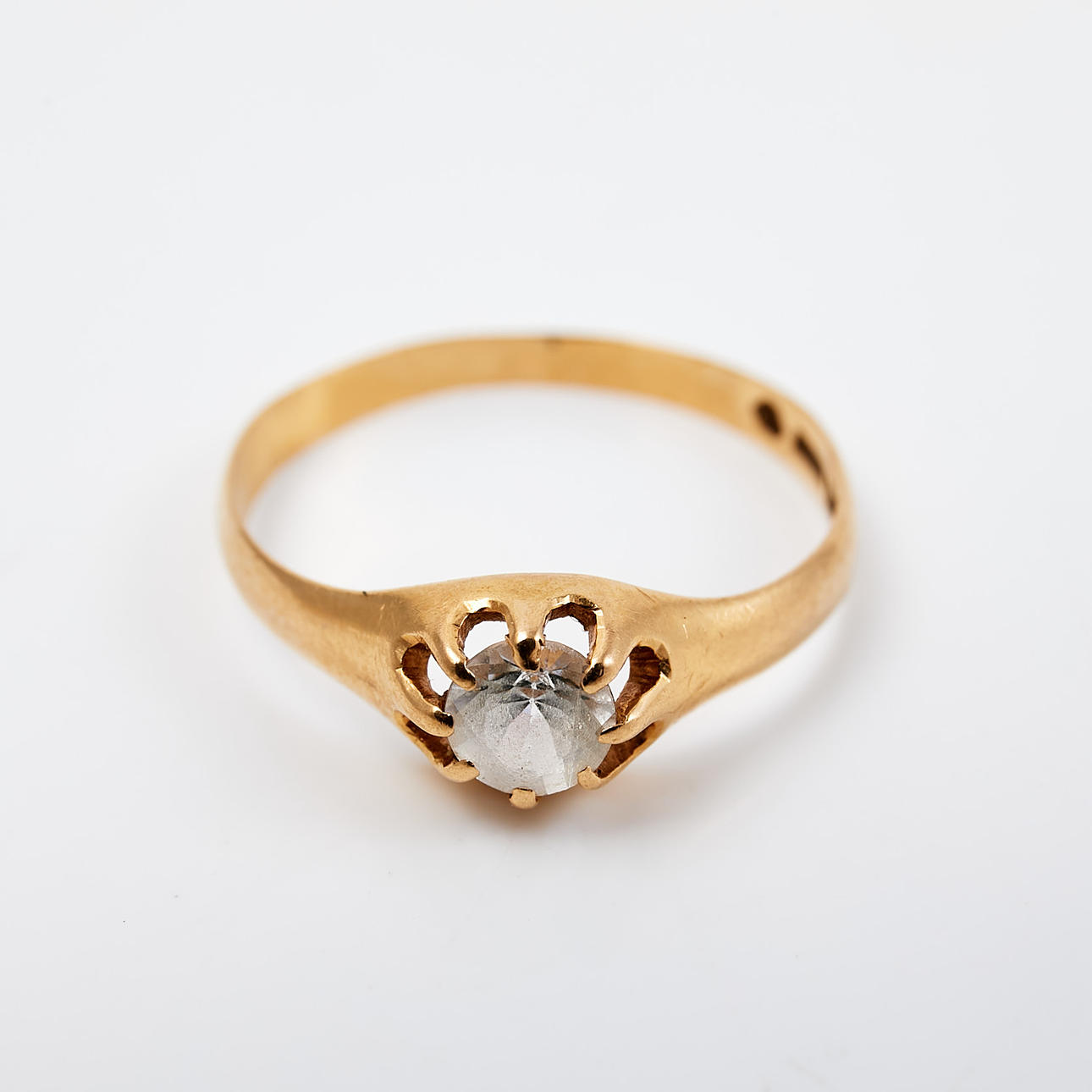 RING, 18k gold, with white gemstone, foreign stamps.