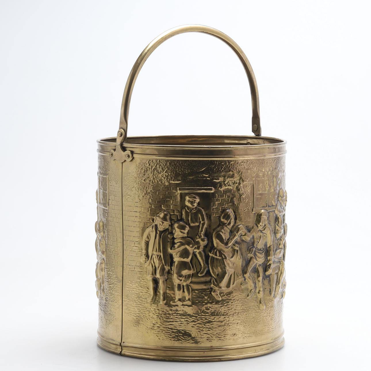 A brass bucket, England. 20th century.
