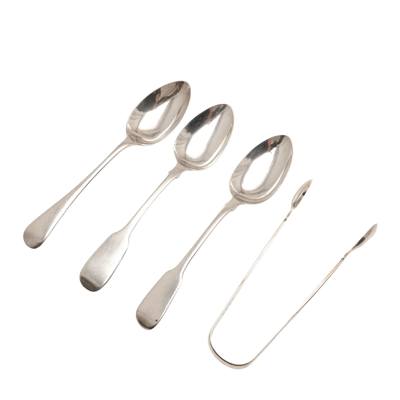 UN LOTE MIXTO DE CUBIERTOS DE PLATA.