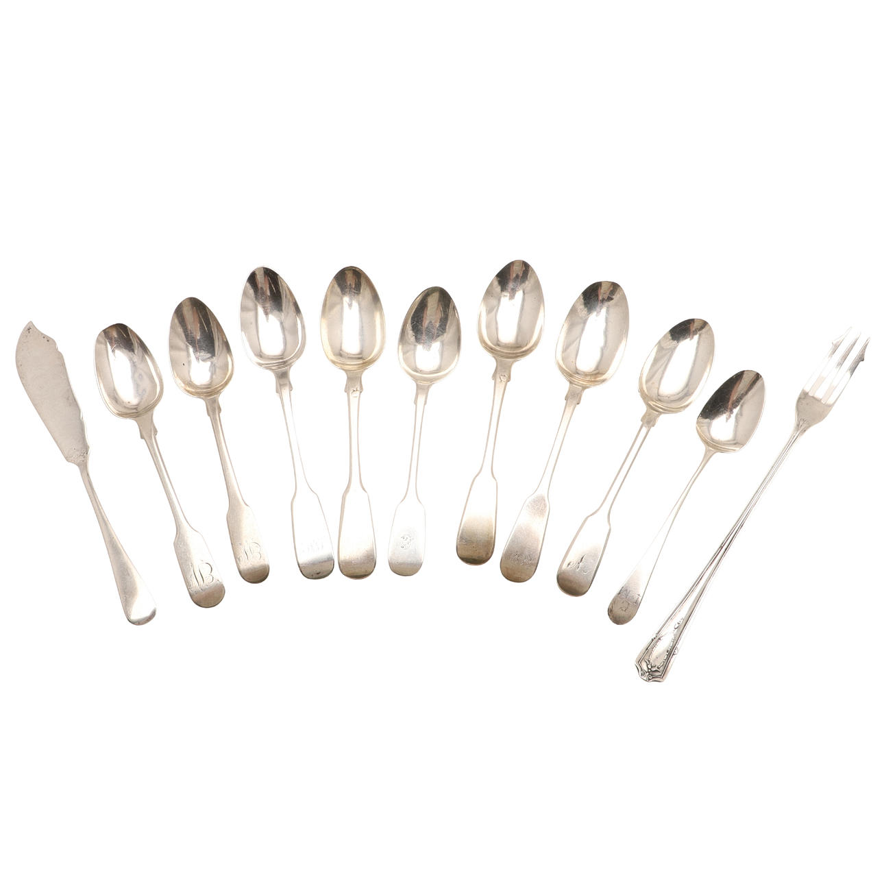 UNA CANTIDAD DE CUBIERTOS DE PLATA.