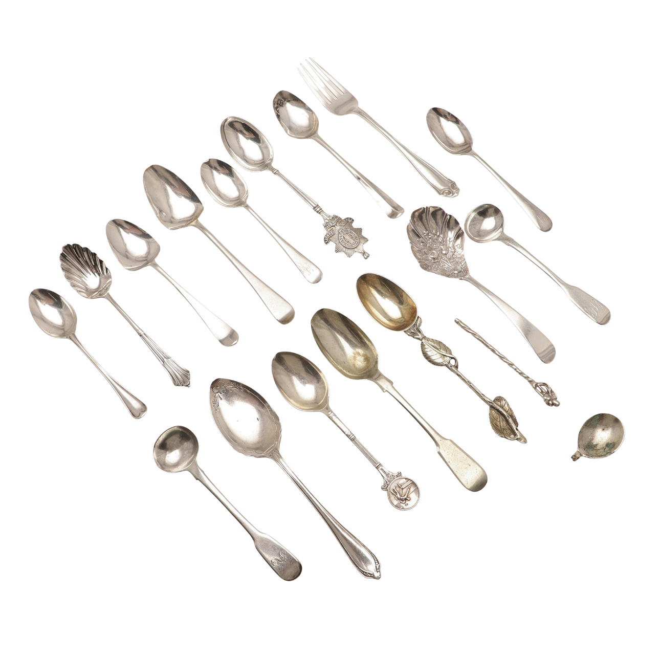 UNA CANTIDAD DE CUBIERTOS DE PLATA.