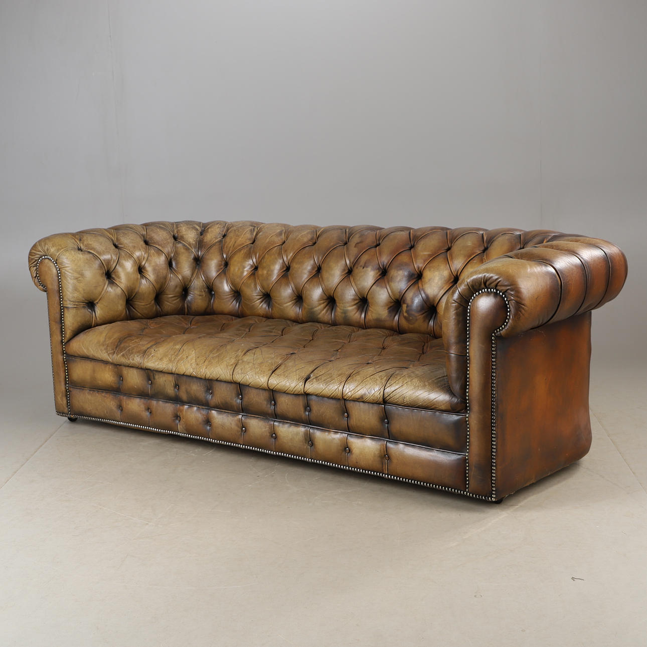 SOFFA, brunt skinn, chesterfieldmodell.