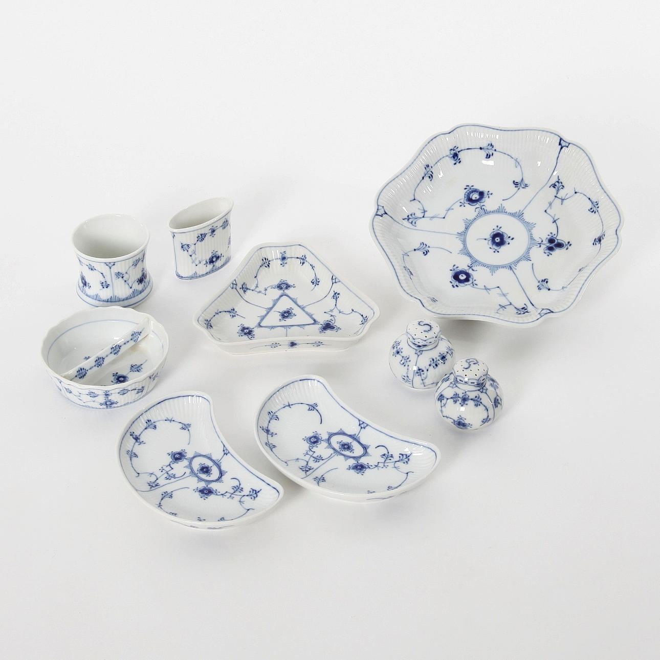 A set of 9 “Musselmalet Riflet” tableware sets, Royal Copenhagen, 1940s.
