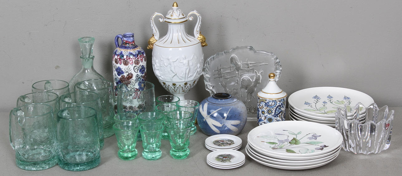 GLAS och KERAMIK, bl.a. Orrefors och Rörstrand.