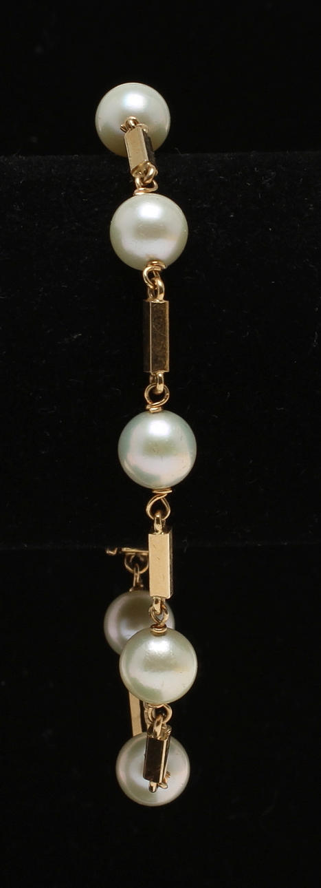 ARMBAND, 18 k guld med pärlor, Evert Gustafsson Stockholm 1967. Total vikt 11,5 gram.