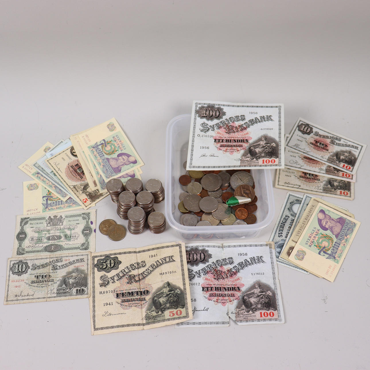 COINS AND BANKNOTES, Swedish and foreign.