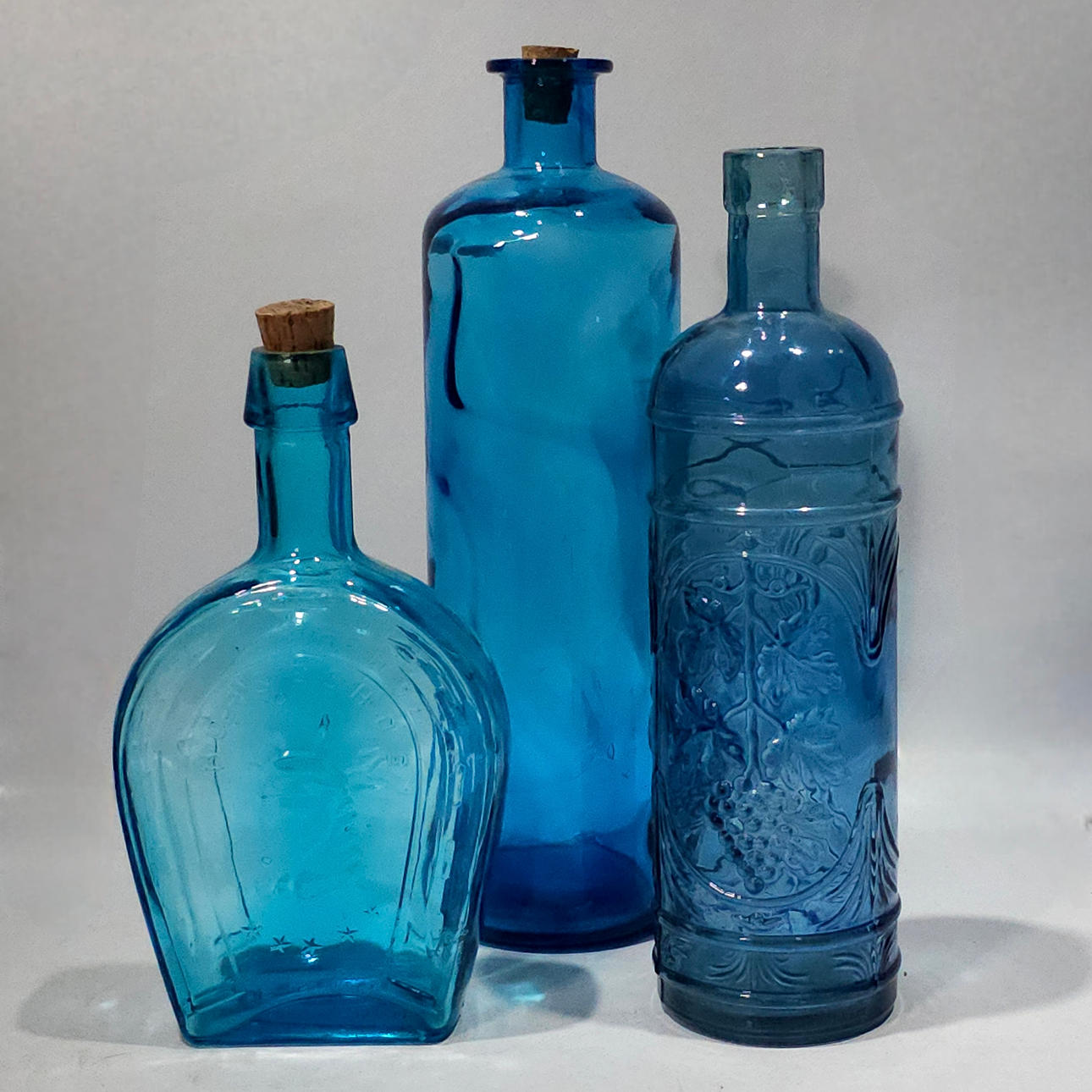 Drei Flaschen in Glas und Glas. Glasobjekte - Glaskunst
