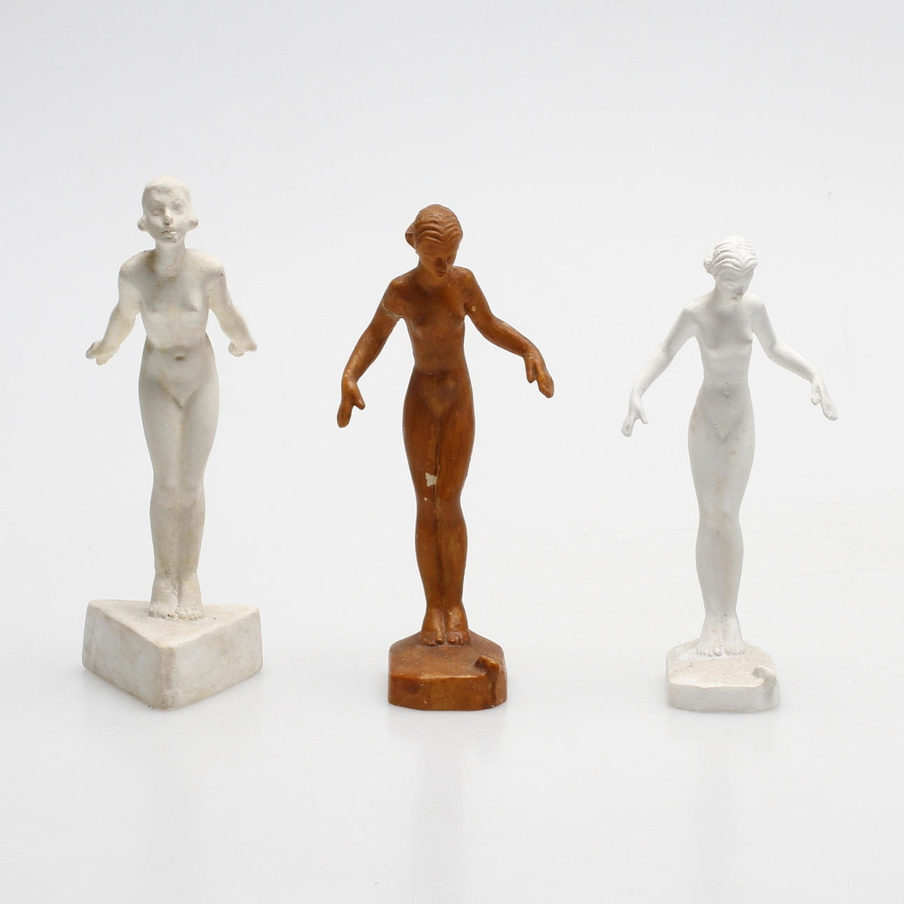 CARIN NILSON(1884-1973). Skulpturer, 3 st, gips, signerade.