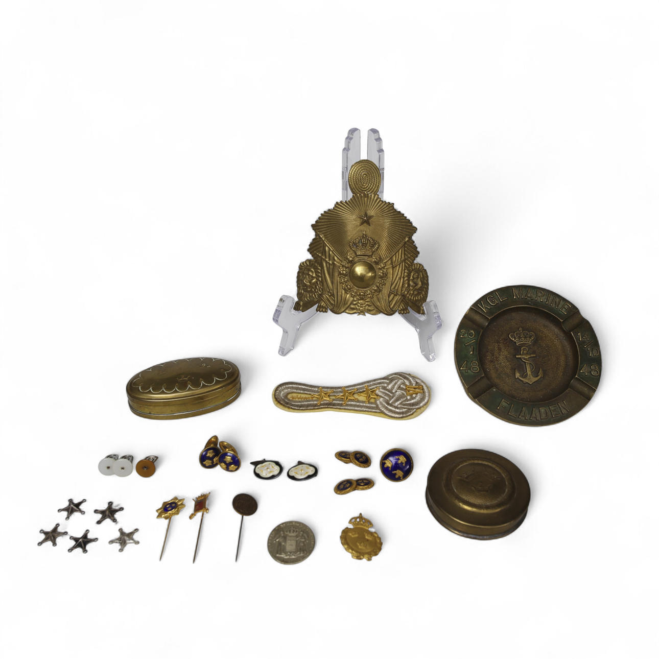 MISCELLANEOUS MILITARIA, Cap plate, shoulder flap, snuff cans, needle mark.