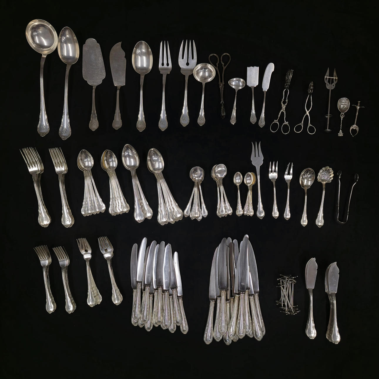 CUBERTERÍA DE PLATA DE DOCE SERVICIOS.