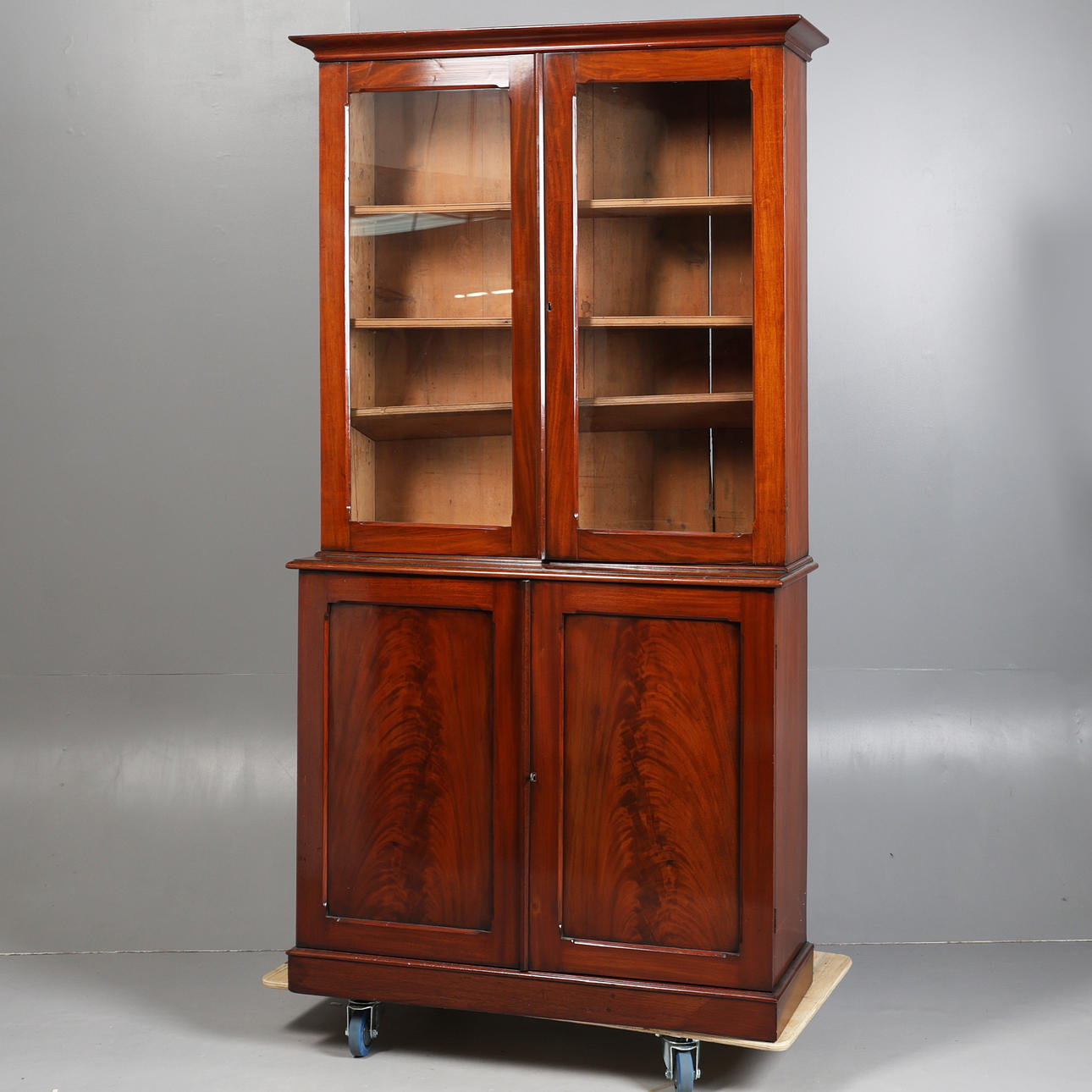 EIN VIKTORIANISCHES BÜCHERREGAL AUS MAHAGONI.