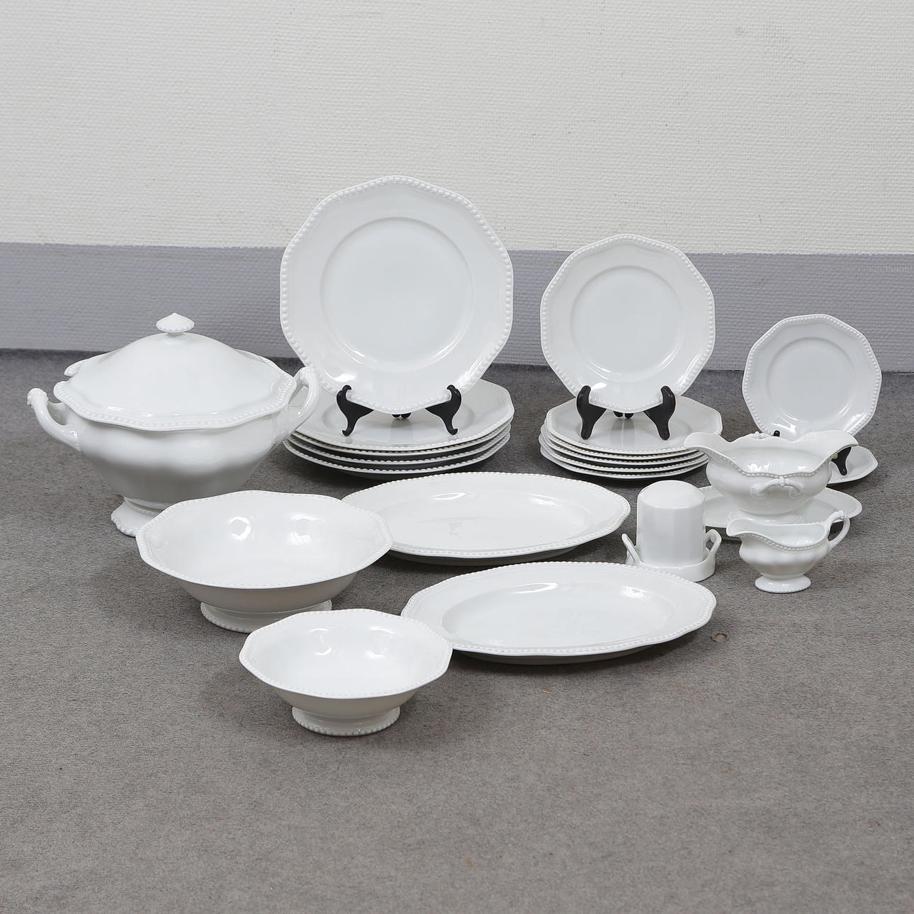 ROSENTHAL, DINNERWARE “PEARL EDGE” DECOR, 20TH CENTURY.
