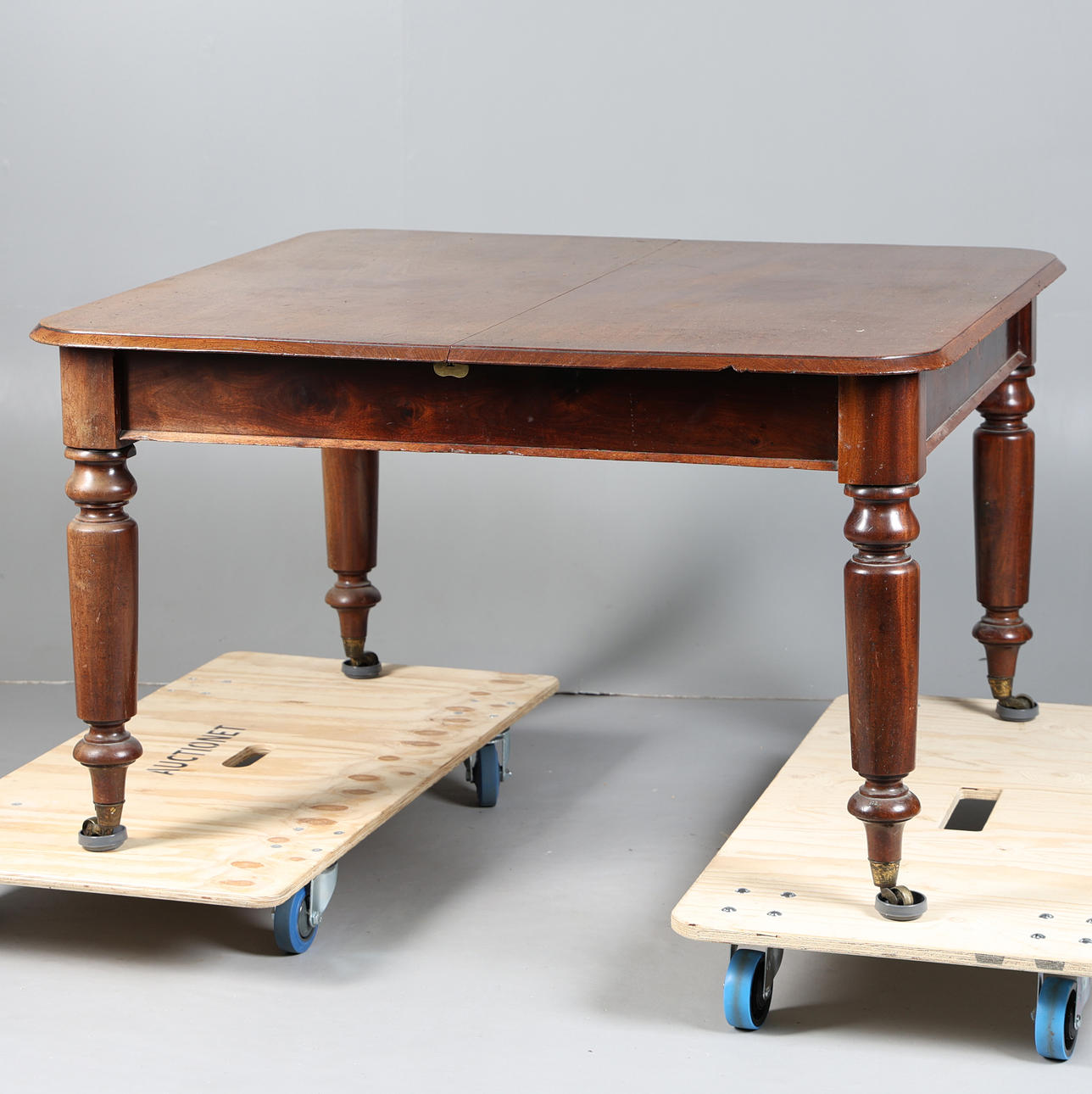 A VICTORIAN MAHOGANY EXTENDING DINING TABLE.