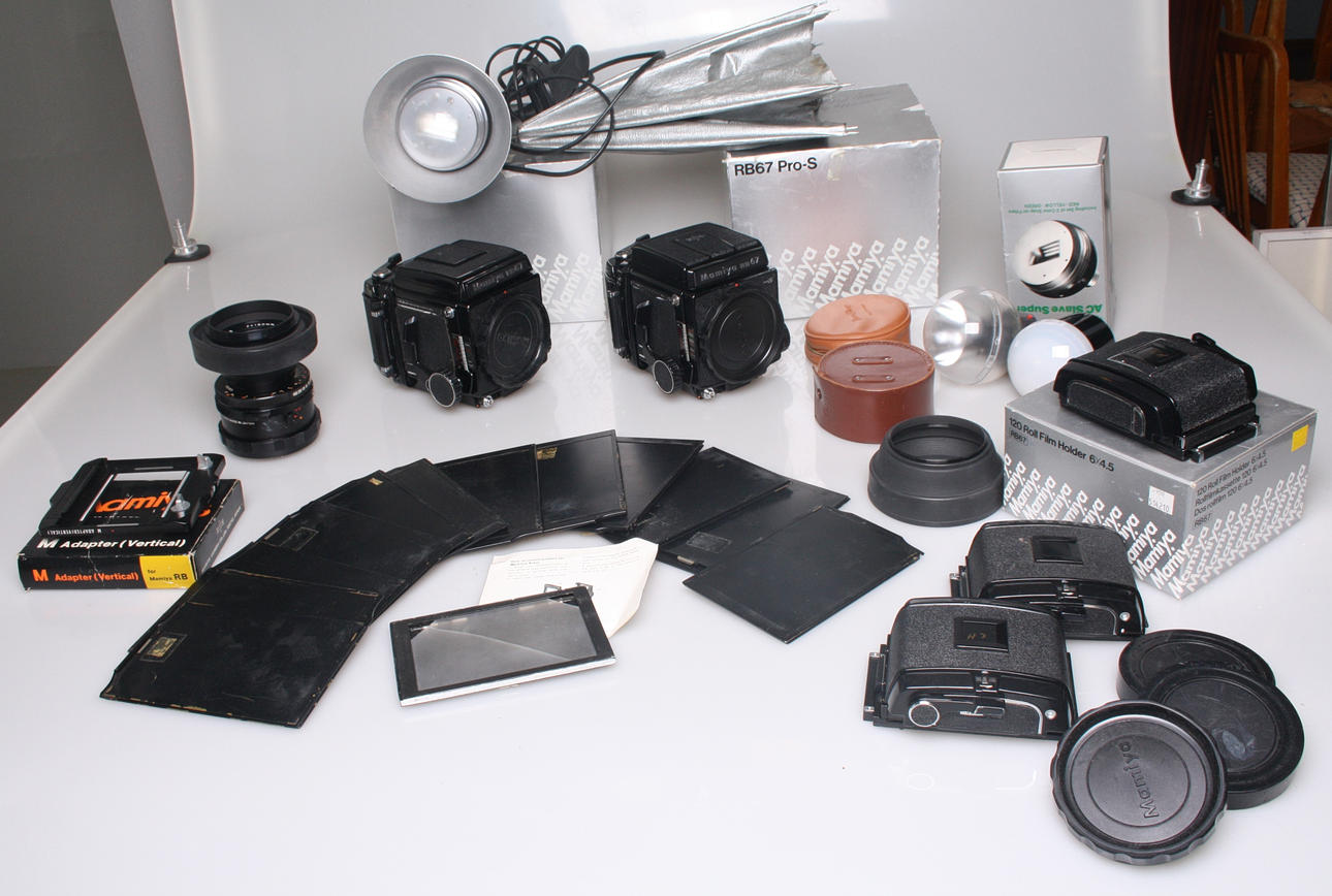 PARTI KAMERA & TILLBEHÖR,ETT PAR, Mamiya RB67 Professional S No.C509987 , med tillbehör.