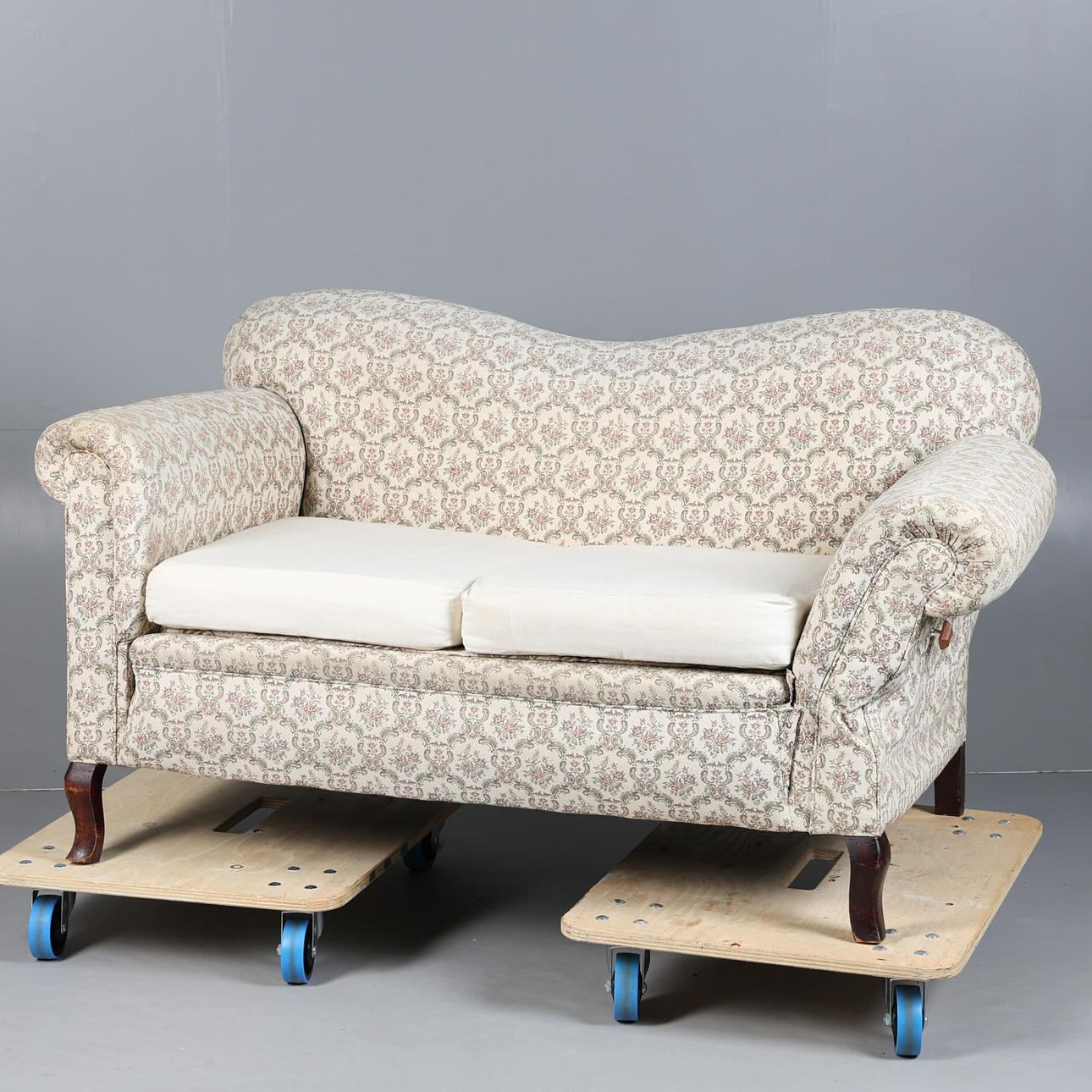 AN EARLY 20TH CENTURY DROP END SETTEE.