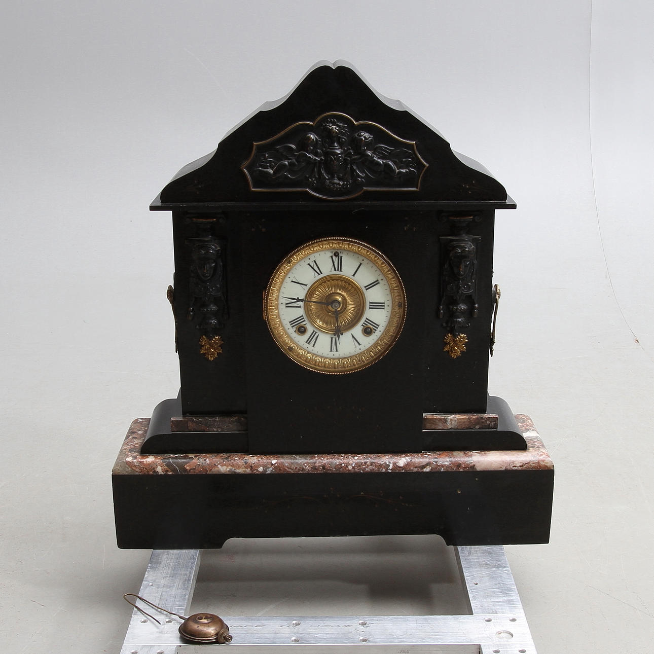 BORDSUR, sten, 18/1900-tal.