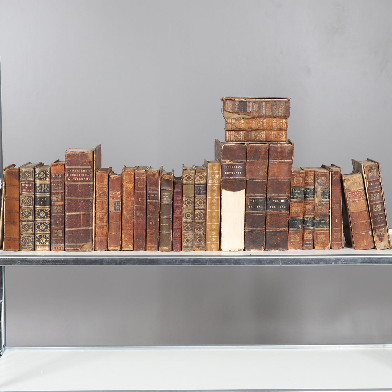 EINE SAMMLUNG ANTIQUARISCHER LEDERBÄNDE.