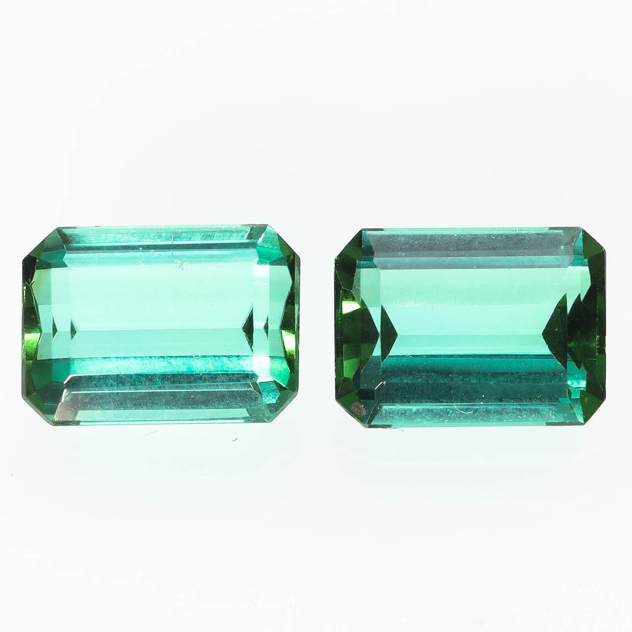 Tourmalines, 2pcs, unframed, total 4,4ct.