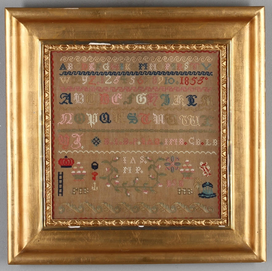 MÄRKDUK, daterad 1858, samt SKRIN, med broderi i locket.