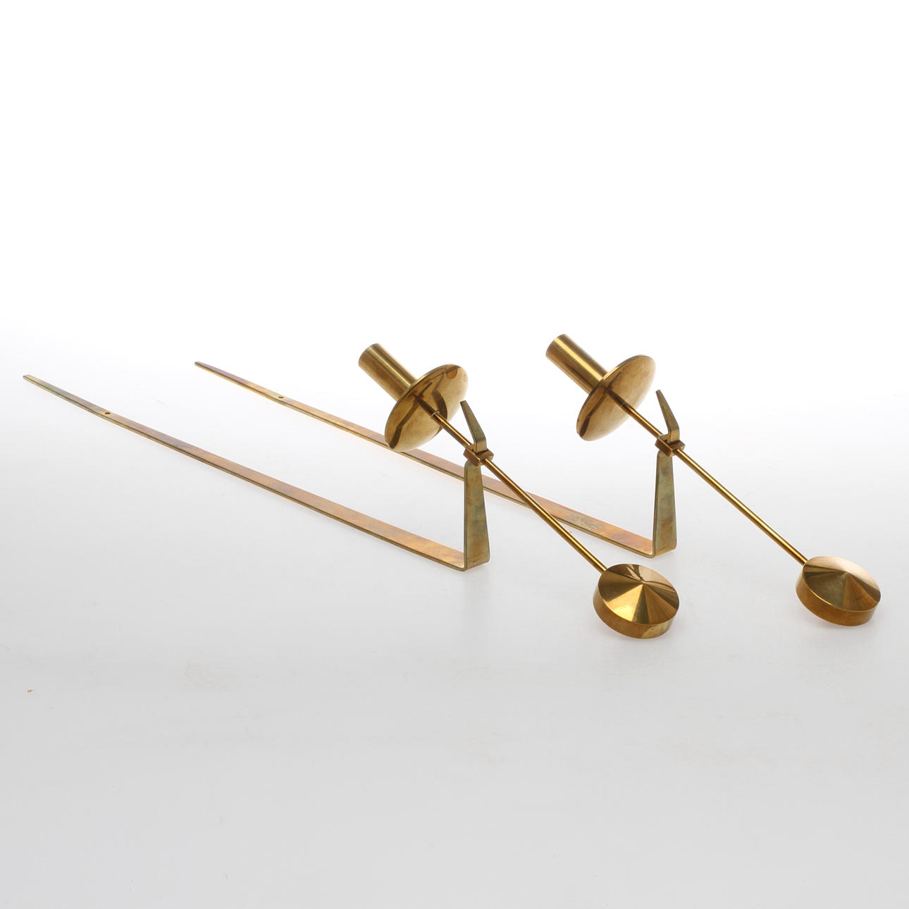 VÄGGLJUSSTAKAR, 1 par, mässing, "Pendel", Pierre Forsell, Skultuna.
