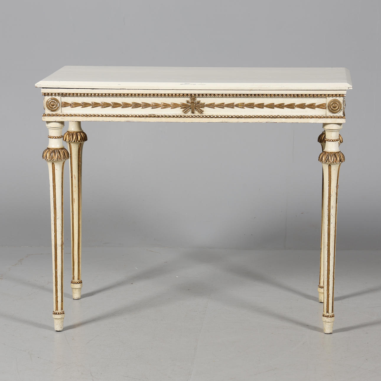 Ein spätgustavianischer Konsolentisch, bemaltes Holz.