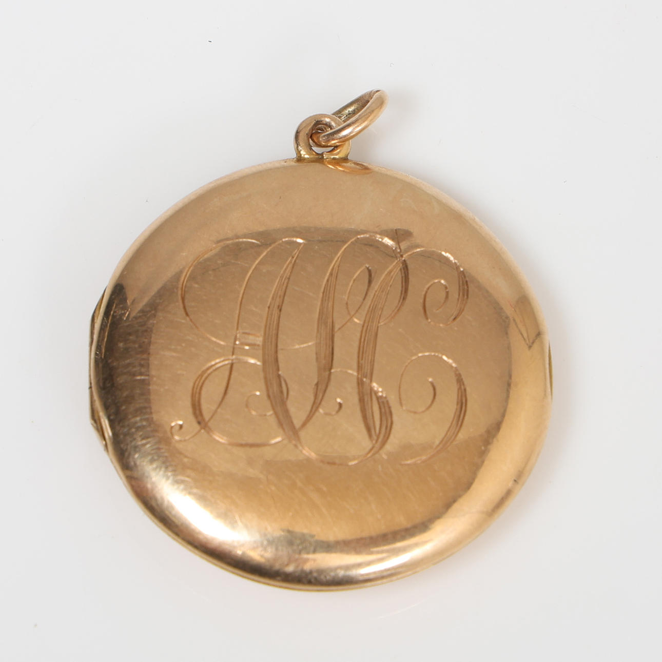 A 15 CARAT GOLD LOCKET.