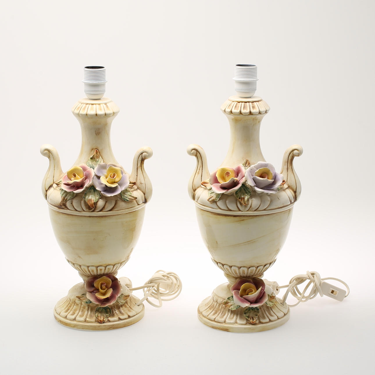 BORDSLAMPOR, ett par, porslin, Italien.