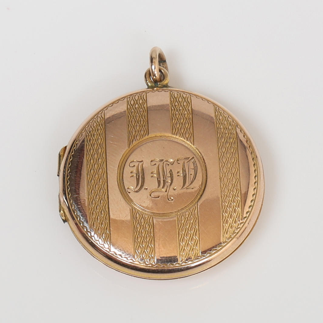 A 9 CARAT GOLD LOCKET.