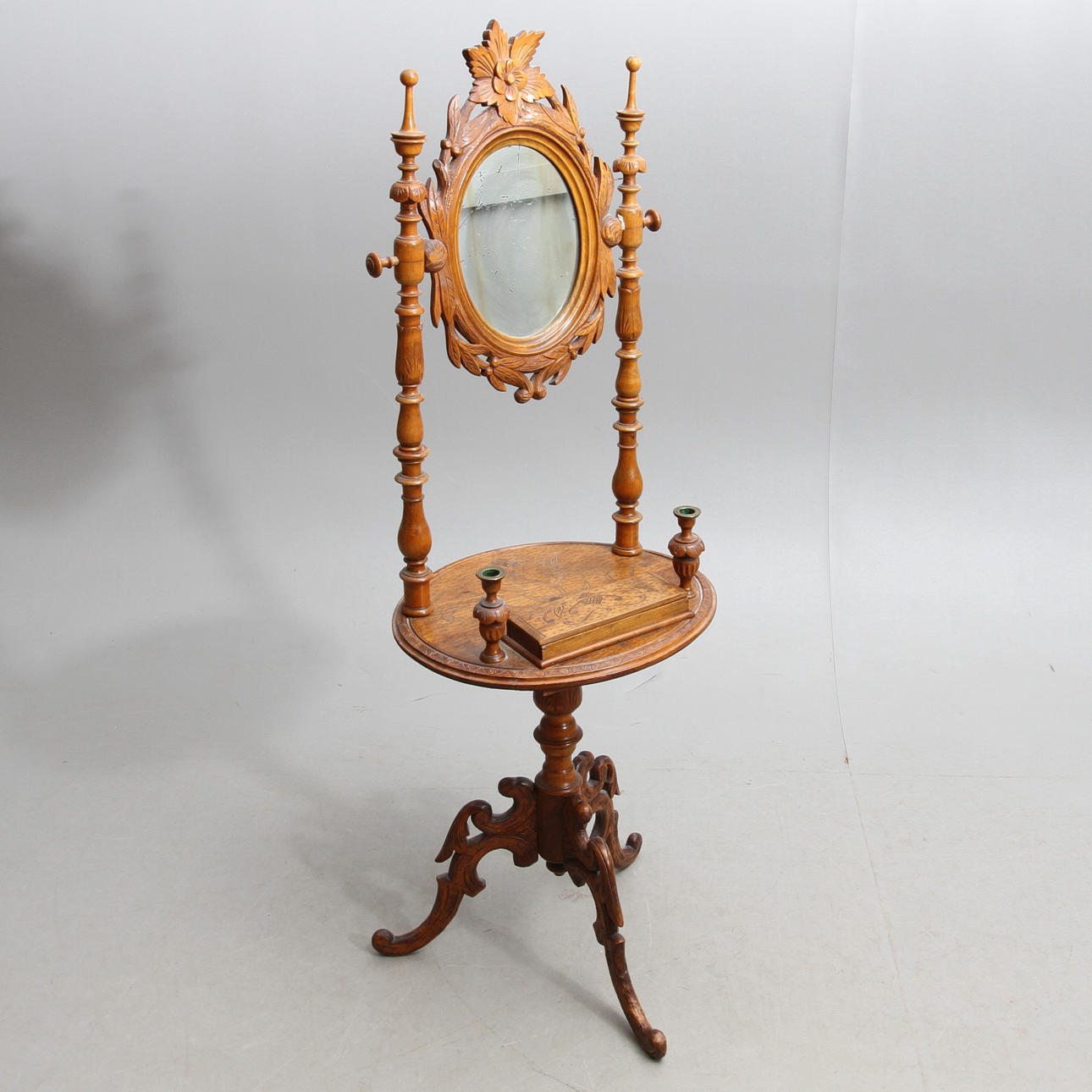 BORD MED SPEGEL, omarbetad rakspegel, omkring sekelskiftet 1900.